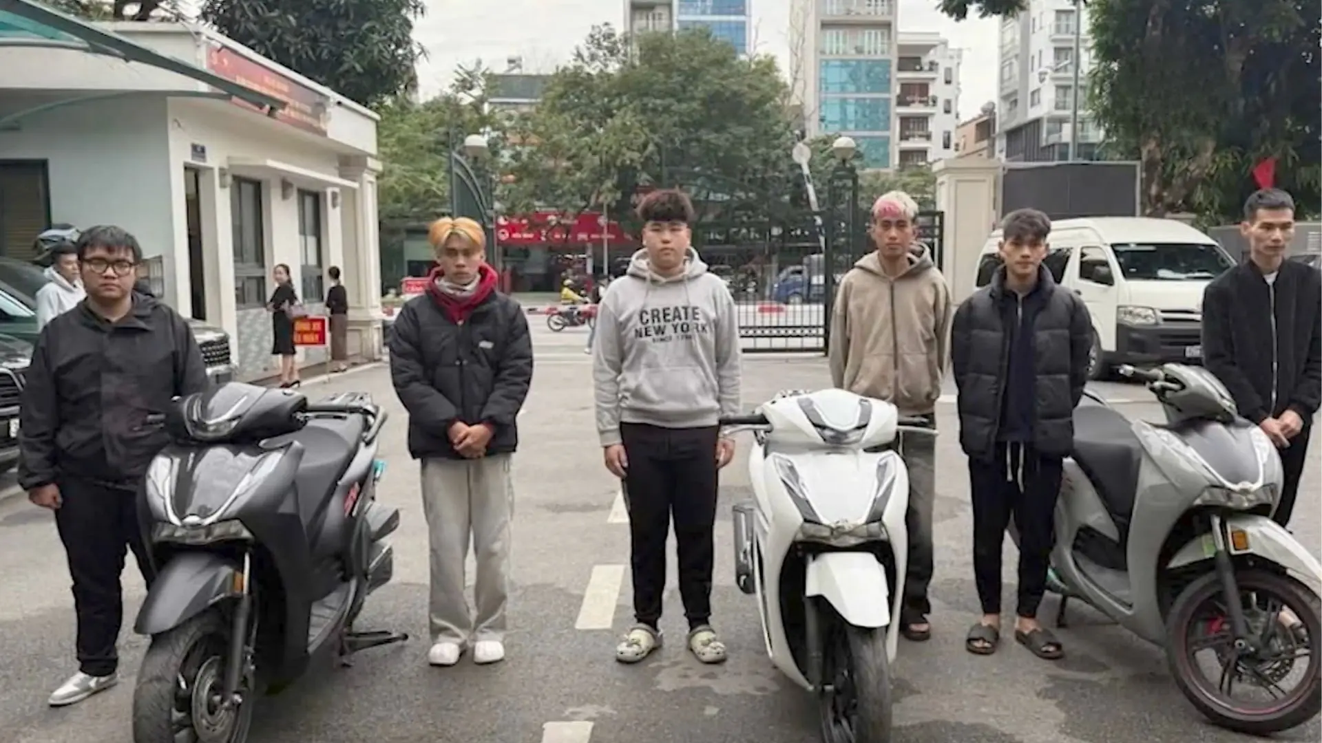 Hà Nội bắt nhóm ‘quái xế’ phóng nhanh, bốc đầu, vượt ẩu